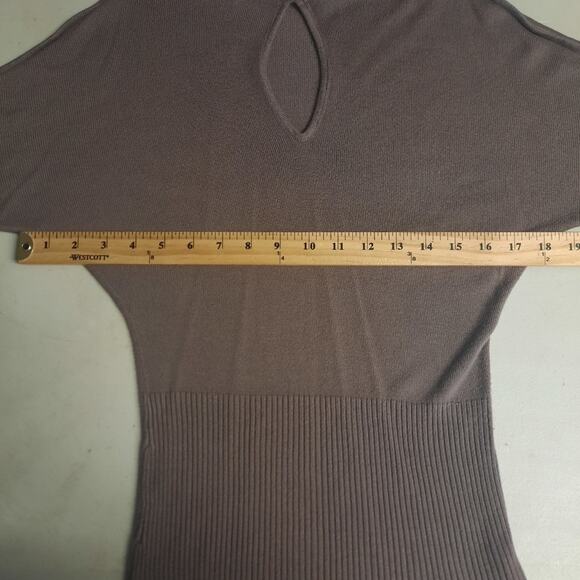 2b Bebe brown ribbed keyhole chest cold shoulder blouse size small - Picture 11 of 11